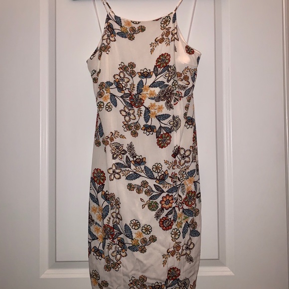 Dresses & Skirts - Floral design w/ crisscross back, date night dress